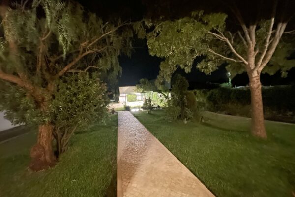 Entrée parking de nuit